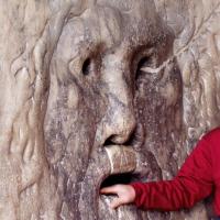 Подозреваемого во лжи человека заставляли вложить в её "рот" свою руку и повторить свои показания Подозреваемого во лжи человека заставляли вложить в её "рот" свою руку и повторить свои показания.